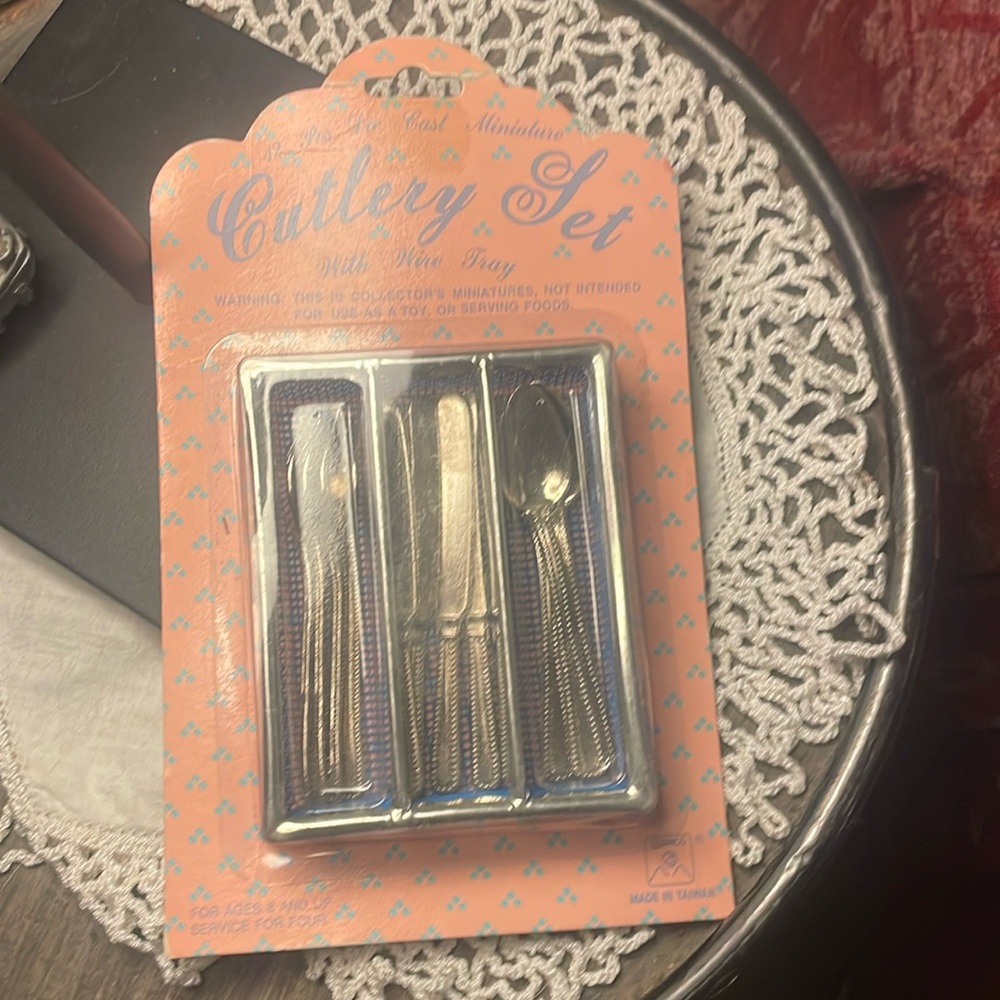 Miniature diecast cutlery set.🍴place setting for four. Vintage toy. Tea party. 🍴